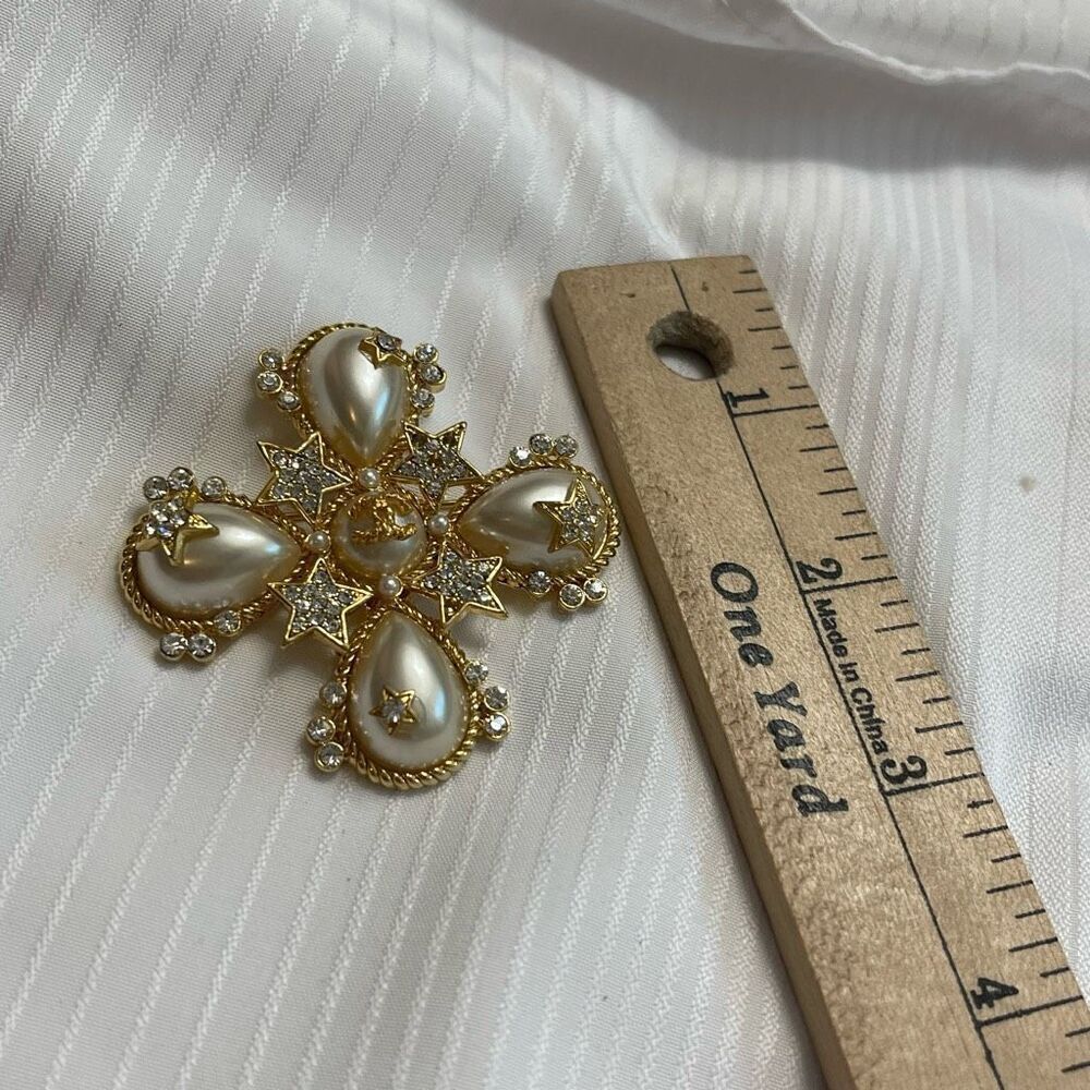 Chanel Pearl Crystal Statement Brooch - Picture 4 of 9